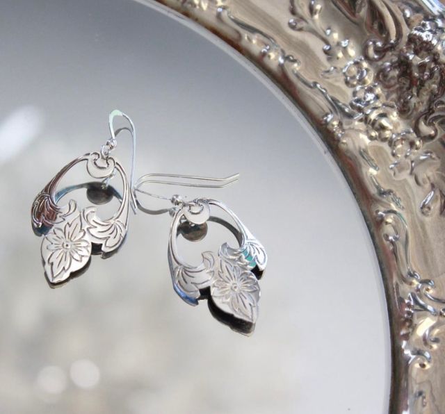 Lynda Carr will be at the store TOMORROW between 1 and 4 pm. Don’t miss your chance to get some of her incredible pieces. We also encourage you to bring your own vintage silverware and talk to Lynda about creating a custom jewelry piece. 😍